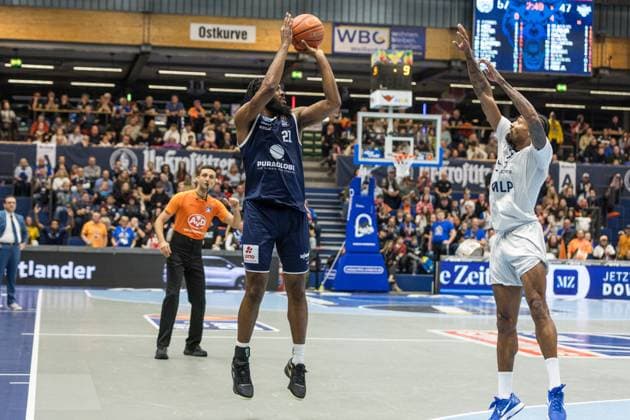 GER, easy-Credit Basketball-Bundesliga, Syntainics MBC - MLP Academics Heidelberg. 22.11.2025, Stadthalle, Weißenfels, GER, easy-Credit Basketball-Bundesliga, Syntainics MBC - MLP Academics Heidelberg. RJ Gunn (Syntainics MBC, 21) Â Foto Alexander Trienitz Weißenfels Stadthalle Sachsen-Anhalt Deutschland