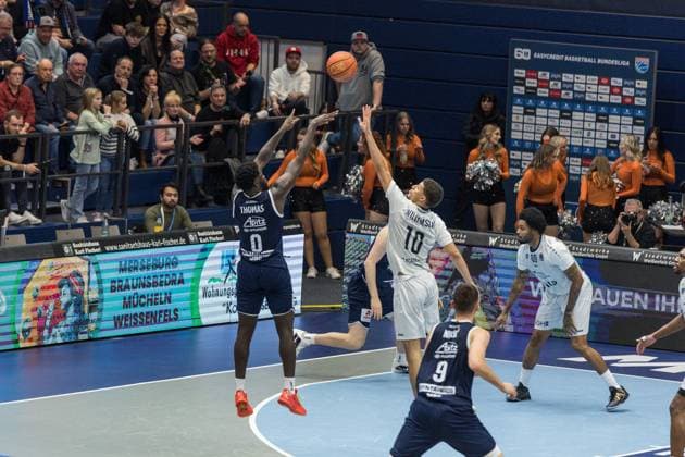 GER, easy-Credit Basketball-Bundesliga, Syntainics MBC - MLP Academics Heidelberg. 22.11.2025, Stadthalle, Weißenfels, GER, easy-Credit Basketball-Bundesliga, Syntainics MBC - MLP Academics Heidelberg. Khyri Thomas (Syntainics MBC, 0), Samuell Williamson (MLP Academics Heidelberg 10) Â Foto Alexander Trienitz Weißenfels Stadthalle Sachsen-Anhalt Deutschland