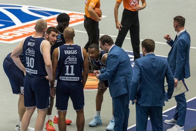 GER, easy-Credit Basketball-Bundesliga, Syntainics MBC - MLP Academics Heidelberg. 22.11.2025, Stadthalle, Weißenfels, GER, easy-Credit Basketball-Bundesliga, Syntainics MBC - MLP Academics Heidelberg. Marco Ramondino (Head Coach), Syntainics MBC spright mit seinem Team Â Foto Alexander Trienitz Weißenfels Stadthalle Sachsen-Anhalt Deutschland