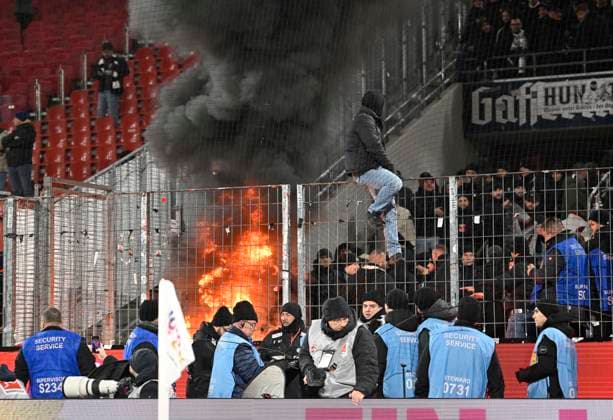Fans von Frankfurt verbrennen Banner, Feuer im Fanblock, Fussball 1. Bundesliga, 11.Spieltag, 1. FC Koeln - Eintracht Frankfurt 3:4, am 22.11.2025 in Koeln Deutschland. DFL regulations prohibit any use of photographs as image sequences and or quasi-video Â