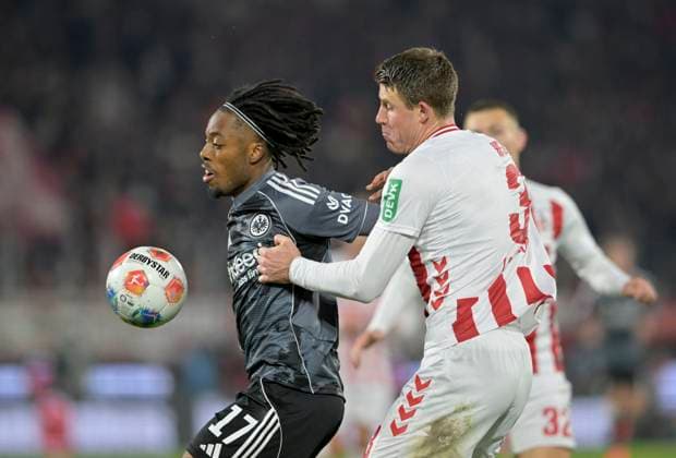 v.l. Elye Wahi (Eintracht Frankfurt), Dominique Heintz (1. FC Köln) Aktion, Zweikampf. Fussball 1. Bundesliga, 11.Spieltag, 1. FC Koeln - Eintracht Frankfurt 3:4, am 22.11.2025 in Koeln Deutschland. DFL regulations prohibit any use of photographs as image sequences and or quasi-video Â