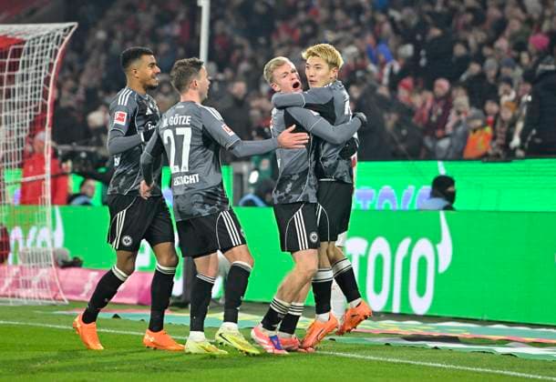 Jubel Torschuetze Jonathan Burkardt (Eintracht Frankfurt) nach seinem Tor zum 1:4, v.l. Ansgar Knauff (Eintracht Frankfurt),Mario Götze (Goetze)(Eintracht Frankfurt),Jonathan Burkardt (Eintracht Frankfurt),Ritsu Doan (Eintracht Frankfurt). Fussball 1. Bundesliga, 11.Spieltag, 1. FC Koeln - Eintracht Frankfurt 3:4, am 22.11.2025 in Koeln Deutschland. DFL regulations prohibit any use of photographs as image sequences and or quasi-video Â