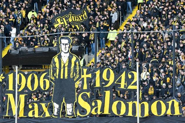 Zum Gedenken an ehemalige Spieler von Alemannia Aachen, die dem Holocaust zum Opfer fielen, Fans, Publikum, Zuschauer, Stimmung, Atmosphäre, Stadion, 22.11.2025, Aachen (Deutschland), Fussball, 3. Liga, TSV Alemannia Aachen - Jahn Regensburg, Fussball, 3. Liga, TSV Alemannia Aachen - Jahn Regensburg, DFB DFL REGULATIONS PROHIBIT ANY USE OF PHOTOGRAPHS AS IMAGE SEQUENCES AND OR QUASI-VIDEO.