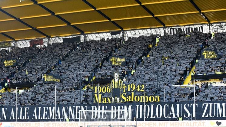 Zum Gedenken an ehemalige Spieler von Alemannia Aachen, die dem Holocaust zum Opfer fielen, Fans, Publikum, Zuschauer, Stimmung, Atmosphäre, Stadion, 22.11.2025, Aachen (Deutschland), Fussball, 3. Liga, TSV Alemannia Aachen - Jahn Regensburg, Fussball, 3. Liga, TSV Alemannia Aachen - Jahn Regensburg, DFB DFL REGULATIONS PROHIBIT ANY USE OF PHOTOGRAPHS AS IMAGE SEQUENCES AND OR QUASI-VIDEO.