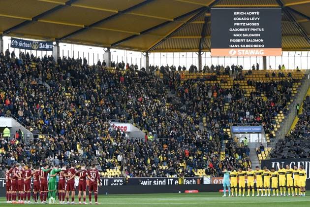 Zum Gedenken an ehemalige Spieler von Alemannia Aachen, die dem Holocaust zum Opfer fielen, Fans, Publikum, Zuschauer, Stimmung, Atmosphäre, Stadion, 22.11.2025, Aachen (Deutschland), Fussball, 3. Liga, TSV Alemannia Aachen - Jahn Regensburg, Fussball, 3. Liga, TSV Alemannia Aachen - Jahn Regensburg, DFB DFL REGULATIONS PROHIBIT ANY USE OF PHOTOGRAPHS AS IMAGE SEQUENCES AND OR QUASI-VIDEO.
