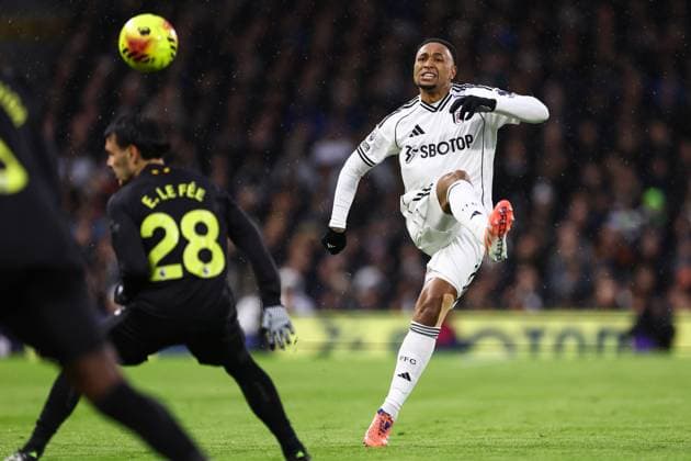 Fulham v Sunderland 22 November 2025, London - Premier League Football - Fulham v Sunderland - Kenny Tete of Fulham - Photo: Jacques Feeney Offside. London UK Copyright: xJacquesxFeeneyx xOffsidexOffside