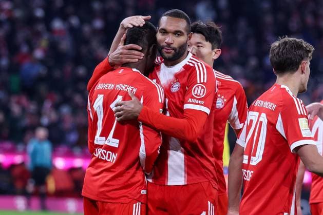 Jonathan Tah 4 (FC Bayern Muenchen) gratuliert dem Torschuetzen zum 5:2, Nicolas Jackson 11 (FC Bayern Muenchen), FC Bayern Muenchen vs. SC Freiburg, Fussball, Bundesliga, DFL, Saison 2025 2026, Hinrunde, 22.11.2025 DFB regulations prohibit any use of photographs as image sequences and or quasi-video Muenchen Bayern Deutschland