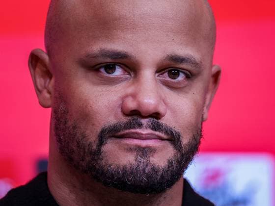 Chef-Trainer Vincent Kompany (FC Bayern Muenchen) auf der Pressekonferenz nach dem Spiel, FC Bayern Muenchen vs. SC Freiburg, Fussball, Bundesliga, DFL, Saison 2025 2026, Hinrunde, 22.11.2025 DFB regulations prohibit any use of photographs as image sequences and or quasi-video Muenchen Bayern Deutschland