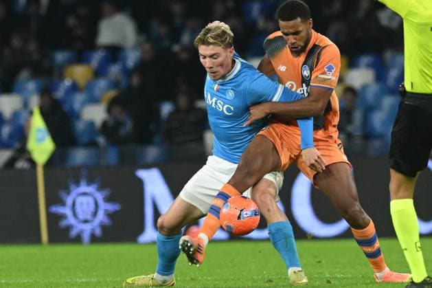 CALCIO - Serie A - SSC Napoli vs Atalanta BC Isak Hien of Atalanta BC competes for the ball with Rasmus Hojlund of SSC Napoli during the Serie A Enilive match between SSC Napoli vs Atalanta BC at Diego Armndo Maradona Stadium Naples Italy  Copyright: xIPAxSport ABACAx