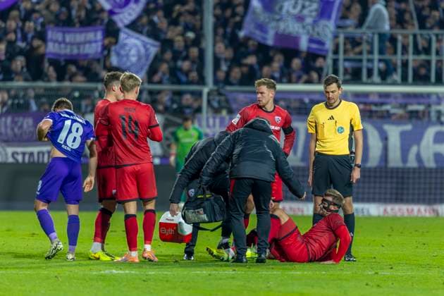 Osnabrück, Deutschland 22. November 2025: 3. Liga - 2025 2026 - VfL Osnabrück vs. FC Ingolstadt 04 Im Bild: Yannick Deichmann (FCI) nach Zweikampf verletzt am Boden DFB regulations prohibit any use of photographs as image sequences and or quasi-video Bremer Brücke Niedersachsen Copyright: xFotostandx xSchäferx