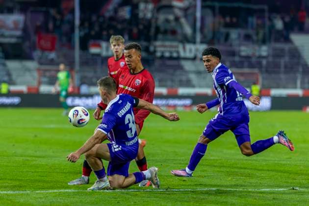 Osnabrück, Deutschland 22. November 2025: 3. Liga - 2025 2026 - VfL Osnabrück vs. FC Ingolstadt 04 Im Bild: v. li. im Zweikampf Marcel Costly (FCI) und Patrick Kammerbauer (VfL) DFB regulations prohibit any use of photographs as image sequences and or quasi-video Bremer Brücke Niedersachsen Copyright: xFotostandx xSchäferx