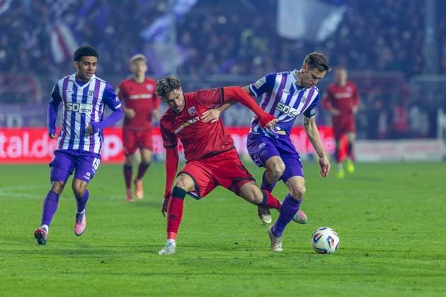 Osnabrück, Deutschland 22. November 2025: 3. Liga - 2025 2026 - VfL Osnabrück vs. FC Ingolstadt 04 Im Bild: v. li. im Zweikampf Jannik Müller Mueller (VfL) und Dennis Kaygin (FCI) DFB regulations prohibit any use of photographs as image sequences and or quasi-video Bremer Brücke Niedersachsen Copyright: xFotostandx xSchäferx