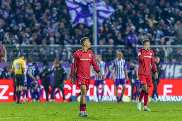 Osnabrück, Deutschland 22. November 2025: 3. Liga - 2025 2026 - VfL Osnabrück vs. FC Ingolstadt 04 Im Bild: Marcel Costly (FCI) unzufrieden nach dem Gegentor zum 0:1 auf dem Spielfeld. DFB regulations prohibit any use of photographs as image sequences and or quasi-video Bremer Brücke Niedersachsen Copyright: xFotostandx xSchäferx