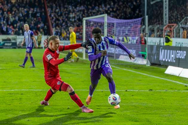 Osnabrück, Deutschland 22. November 2025: 3. Liga - 2025 2026 - VfL Osnabrück vs. FC Ingolstadt 04 Im Bild: v. li. im Zweikampf Mattis Hoppe (FCI) und Ismail Badjie (VfL) DFB regulations prohibit any use of photographs as image sequences and or quasi-video Bremer Brücke Niedersachsen Copyright: xFotostandx xSchäferx