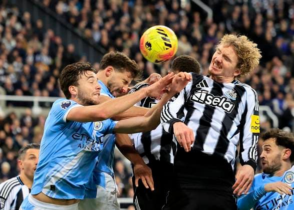 Newcastle United v Manchester City Premier League Nick Woltemade of Newcastle United (right) wins a header during the Premier League match at St. James s Park, Newcastle UK Newspapers OUT Copyright: xFredxPalmerx FIL-22535-0046