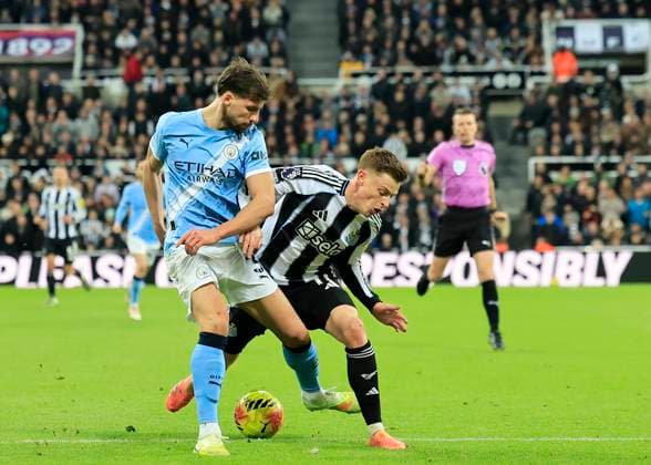 Newcastle United v Manchester City Premier League Harvey Barnes of Newcastle United (middle) is tackled by Rœben Dias of Manchester City during the Premier League match at St. James s Park, Newcastle UK Newspapers OUT Copyright: xFredxPalmerx FIL-22535-0053