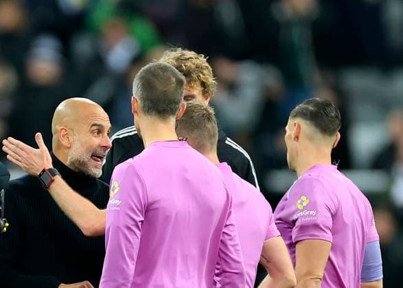 Newcastle United v Manchester City Premier League Pep Guardiola Manchester City Manager (left) speaks with match officials at full time during the Premier League match at St. James s Park, Newcastle UK Newspapers OUT Copyright: xFredxPalmerx FIL-22535-0068