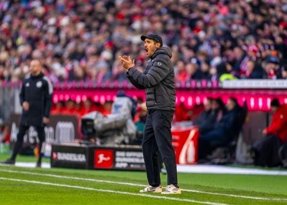22.11.2025, Fussball Bundesliga 2025 2026, 11.Spieltag, FC Bayern München - SC Freiburg, in der Allianz-Arena München, Trainer Julian Schuster (SC Freiburg) in Rage an der Seitenlinie.