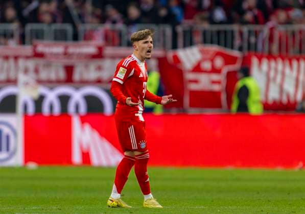 22.11.2025, Fussball Bundesliga 2025 2026, 11.Spieltag, FC Bayern München - SC Freiburg, in der Allianz-Arena München, Lennart Karl (FC Bayern München) unzufrieden,