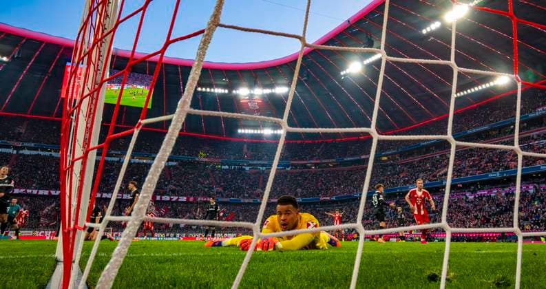 22.11.2025, Fussball Bundesliga 2025 2026, 11.Spieltag, FC Bayern München - SC Freiburg, in der Allianz-Arena München, Torwart Noah Atubolu (SC Freiburg) nach einem Gegentor enttäuscht am Boden,