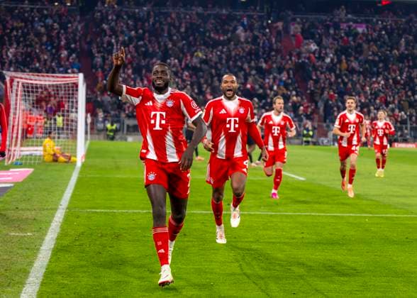 22.11.2025, Fussball Bundesliga 2025 2026, 11.Spieltag, FC Bayern München - SC Freiburg, in der Allianz-Arena München, Torjubel, Dayot Upamecano (li, FC Bayern München), mit Jonathan Tah (FC Bayern München)