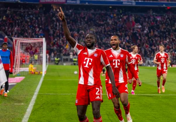 22.11.2025, Fussball Bundesliga 2025 2026, 11.Spieltag, FC Bayern München - SC Freiburg, in der Allianz-Arena München, Torjubel, Dayot Upamecano (li, FC Bayern München), mit Jonathan Tah (FC Bayern München)