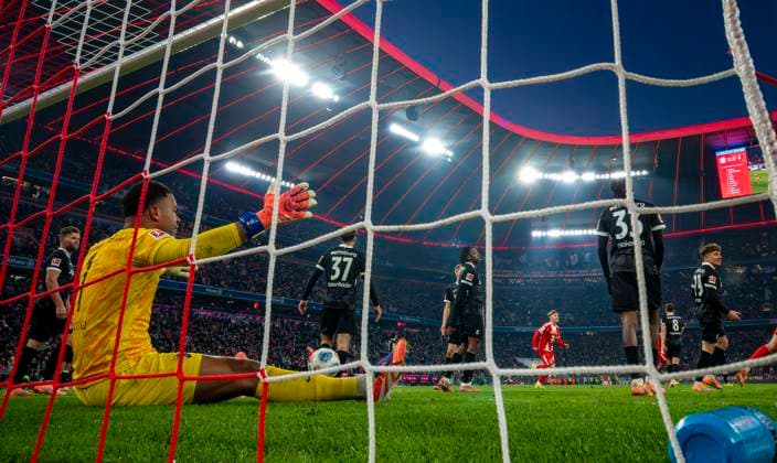 22.11.2025, Fussball Bundesliga 2025 2026, 11.Spieltag, FC Bayern München - SC Freiburg, in der Allianz-Arena München, Drama in sechs Akten, li:Torwart Noah Atubolu (SC Freiburg) nach einem Gegentor enttäuscht am Boden. re: Niklas Beste (SC Freiburg) Jordy Makengo (SC Freiburg)