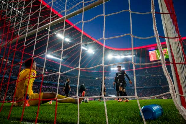 22.11.2025, Fussball Bundesliga 2025 2026, 11.Spieltag, FC Bayern München - SC Freiburg, in der Allianz-Arena München, Drama in sechs Akten, li:Torwart Noah Atubolu (SC Freiburg) nach einem Gegentor enttäuscht am Boden. re: Niklas Beste (SC Freiburg)