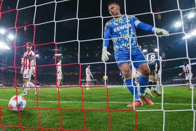 1. Bundesliga - 25 26 - 1. FC Köln - Eintracht Frankfurt am 22.11.2025 im RheinEnergieSTADION in Köln Torwart Marvin Schwäbe Schwaebe (Koeln 1) ist geschlagen nach den Tor zum 1 zu 3 durch Jonathan Jonny Burkardt (Frankfurt 9)