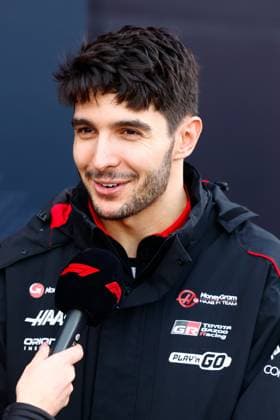 LAS VEGAS, NV - NOVEMBER 22: Esteban Ocon, driver of the 31 Haas F1 Team is interviewed on the red carpet prior to the the Formula 1 Las Vegas Grand Prix on November 22, 2025 on the Las Vegas Strip Circuit in Las Vegas, Nevada.(Photo by Jeff Speer Icon Sportswire) AUTO: NOV 22 F1 Las Vegas Grand Prix EDITORIAL USE ONLY Icon2511220401