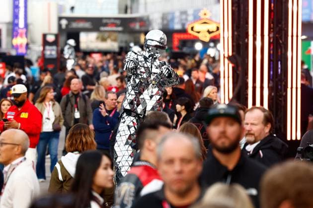 LAS VEGAS, NV - NOVEMBER 22: A stilted performer in a mirror suit performs in the Paddock Club prior to the the Formula 1 Las Vegas Grand Prix on November 22, 2025 on the Las Vegas Strip Circuit in Las Vegas, Nevada.(Photo by Jeff Speer Icon Sportswire) AUTO: NOV 22 F1 Las Vegas Grand Prix EDITORIAL USE ONLY Icon2511220461