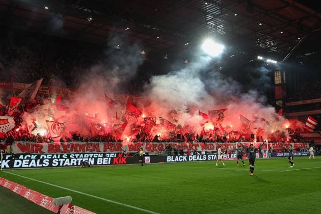 1. Bundesliga - 25 26 - 1. FC Köln - Eintracht Frankfurt am 22.11.2025 im RheinEnergieSTADION in Köln Die Köln Fans in der Südkurve mit einer Pyroshow nach 12 Minuten Protest