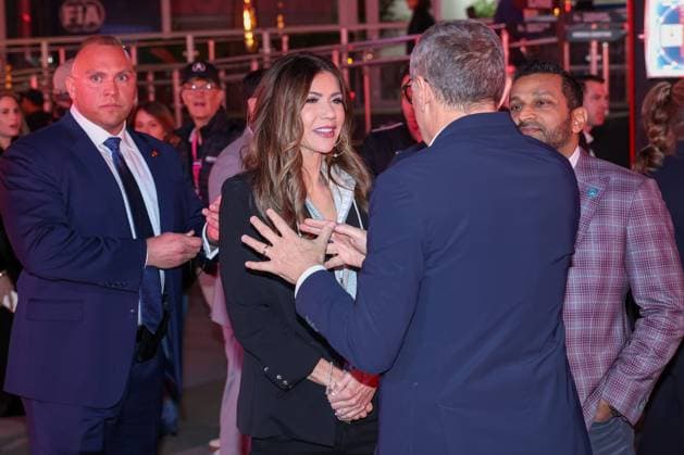 Geschaeftsfuehrer und Praesident der Formel 1, Stefano Domenicali im Gespraech mit Chris Normann, Direktor Heimatschutzministerium und Direktor FBI, Grosser Preis von Las Vegas, Motorsport, Herren, Formel 1, Rennen, 22.11.2025 Las Vegas Nevada USA