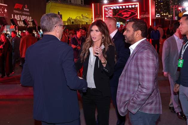 Geschaeftsfuehrer und Praesident der Formel 1, Stefano Domenicali im Gespraech mit Chris Normann, Direktor Heimatschutzministerium und Direktor FBI, Grosser Preis von Las Vegas, Motorsport, Herren, Formel 1, Rennen, 22.11.2025 Las Vegas Nevada USA