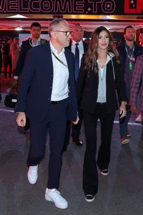 Geschaeftsfuehrer und Praesident der Formel 1, Stefano Domenicali im Gespraech mit Chris Normann, Direktor Heimatschutzministerium und Direktor FBI, Grosser Preis von Las Vegas, Motorsport, Herren, Formel 1, Rennen, 22.11.2025 Las Vegas Nevada USA