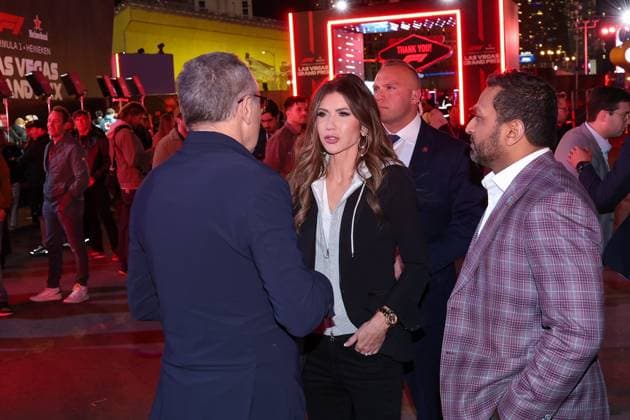 Geschaeftsfuehrer und Praesident der Formel 1, Stefano Domenicali im Gespraech mit Chris Normann, Direktor Heimatschutzministerium und Direktor FBI, Grosser Preis von Las Vegas, Motorsport, Herren, Formel 1, Rennen, 22.11.2025 Las Vegas Nevada USA