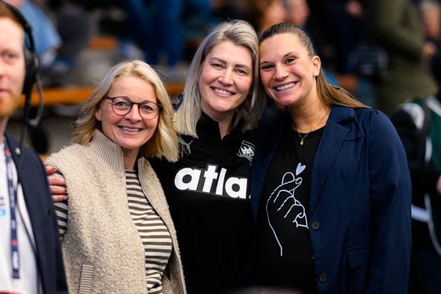 Handball, Frauen Laenderspiel - Deutschland - Schweiz v.li. Edith Pastoors, Teammanagerin Anja Althaus, Julia Behnke Goeppeingen EWS Arena Deutschland