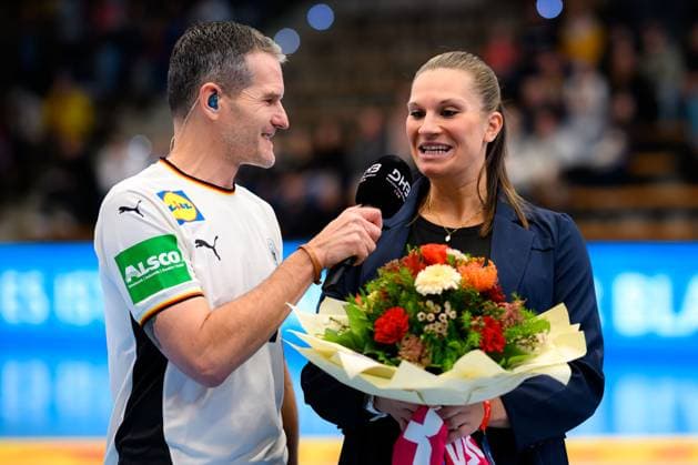 Handball, Frauen Laenderspiel - Deutschland - Schweiz v.li. Jens Zimmermann, Julia Behnke Goeppeingen EWS Arena Deutschland