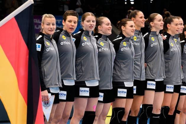 Handball, Frauen Laenderspiel - Deutschland - Schweiz v.li. Antje Döll Doell (Deutschland), Alina Grijseels (Deutschland), Nina Engel (Deutschland), Lisa Antl (Deutschland), Mareike Thomaier (Deutschland), Xenia Smits (Deutschland), Nieke Kühne Kuehne (Deutschland) bei der Hymne Goeppeingen EWS Arena Deutschland