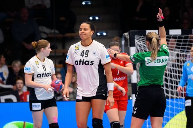 Handball, Frauen Laenderspiel - Deutschland - Schweiz Aimee von Pereira (Deutschland) erhält eine Zeitstrafe Goeppeingen EWS Arena Deutschland