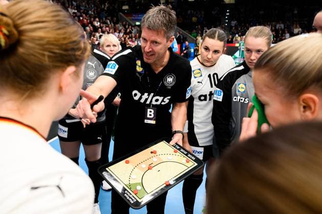 Handball, Frauen Laenderspiel - Deutschland - Schweiz Trainer Markus Gaugisch (Deutschland), Mareike Thomaier (Deutschland), Lisa Antl (Deutschland) Goeppeingen EWS Arena Deutschland