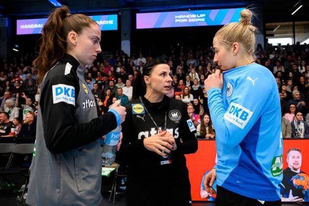 Handball, Frauen Laenderspiel - Deutschland - Schweiz v.li. Torhueterin Sarah Wachter (Deutschland), Torwarttrainerin Jasmina Rebmann-Jankovic (Deutschland), Torhueterin Katharina Filter (Deutschland) Goeppeingen EWS Arena Deutschland