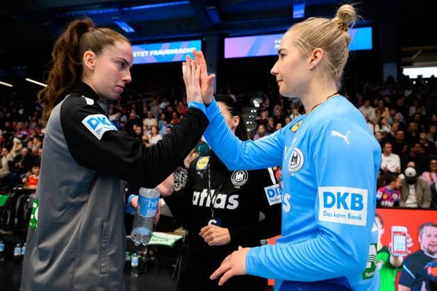 Handball, Frauen Laenderspiel - Deutschland - Schweiz Torhueterin Sarah Wachter (Deutschland), Torhueterin Katharina Filter (Deutschland) Goeppeingen EWS Arena Deutschland