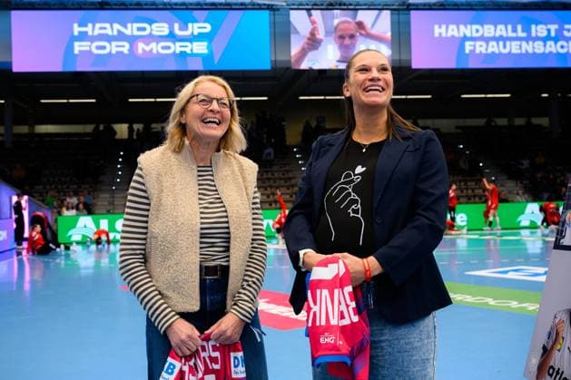Handball, Frauen Laenderspiel - Deutschland - Schweiz v.li. Judith Pastoors, Julia Behnke Goeppeingen EWS Arena Deutschland