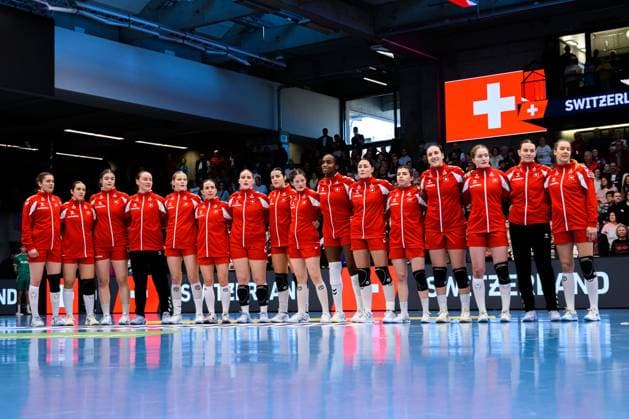 Handball, Frauen Laenderspiel - Deutschland - Schweiz die Mannschaft von der Schweiz bei der Hymne Goeppeingen EWS Arena Deutschland