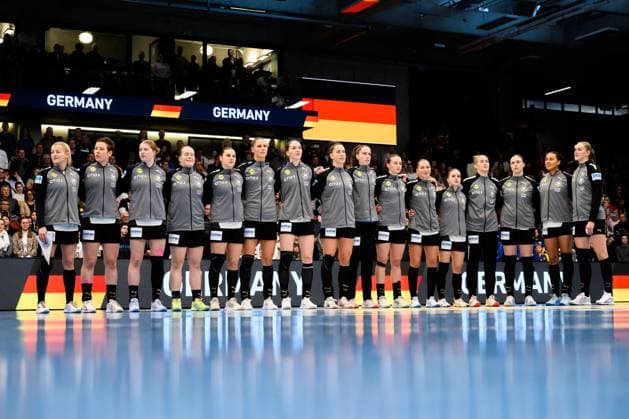Handball, Frauen Laenderspiel - Deutschland - Schweiz die Mannschaft von Deutschland bei der Nationalhymne Goeppeingen EWS Arena Deutschland