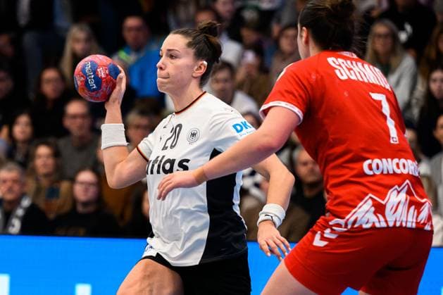 Handball, Frauen Laenderspiel - Deutschland - Schweiz Emily Vogel (Deutschland), Tabea Schmid (Schweiz) Goeppeingen EWS Arena Deutschland