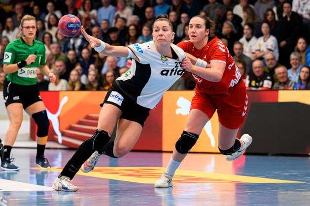 Handball, Frauen Laenderspiel - Deutschland - Schweiz v. li. im Zweikampf Emily Vogel (Deutschland), Tabea Schmid (Schweiz) Goeppeingen EWS Arena Deutschland