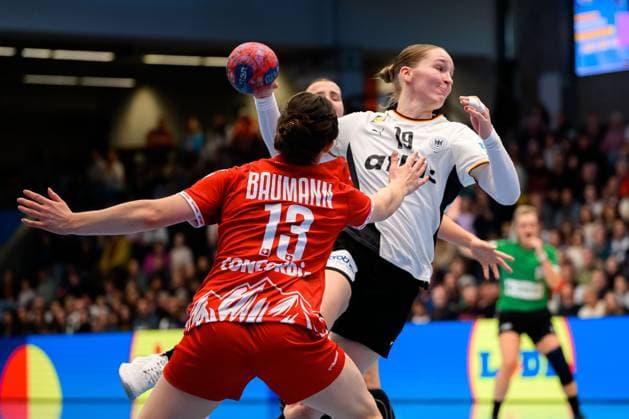 Handball, Frauen Laenderspiel - Deutschland - Schweiz Era Baumann (Schweiz), Nieke Kühne Kuehne (Deutschland) Goeppeingen EWS Arena Deutschland