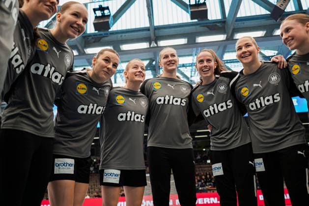 Handball, Frauen Laenderspiel - Deutschland - Schweiz Nieke Kühne Kuehne (Deutschland), Mareike Thomaier (Deutschland), Antje Döll Doell (Deutschland), Viola Leuchter (Deutschland), Torhueterin Sarah Wachter (Deutschland), Torhueterin Katharina Filter (Deutschland) Goeppeingen EWS Arena Deutschland
